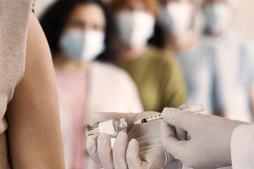 Um médico administrando uma vacina a um adulto, reforçando a importância da imunização na prevenção de doenças.